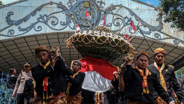 Doa Abdi Dalem Mengiringi Grebeg Pasa, Tradisi Syukur Keraton Surakarta yang Memukau Warga