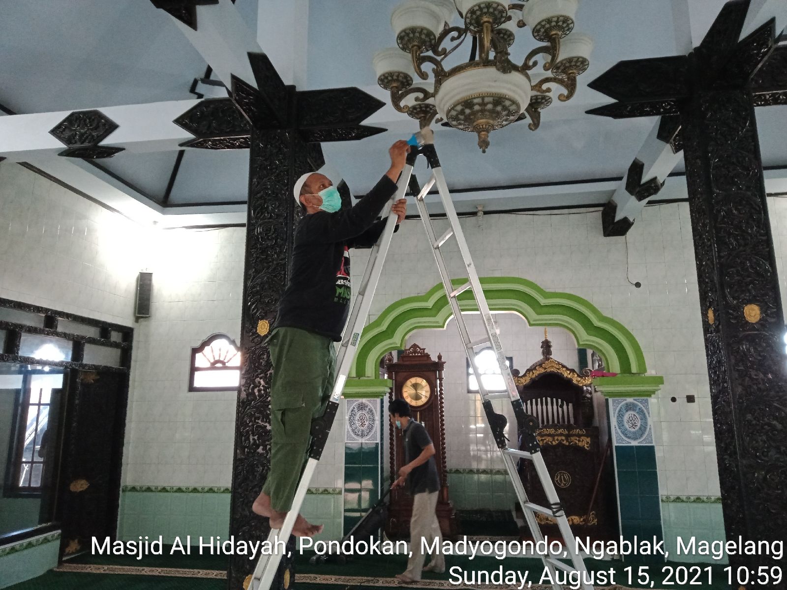 Hangatnya Kebersamaan di Masjid Al Hidayah Kilometer 12, Didukung Aksi Bersih-Bersih Gojek yang Pecahkan Rekor MURI