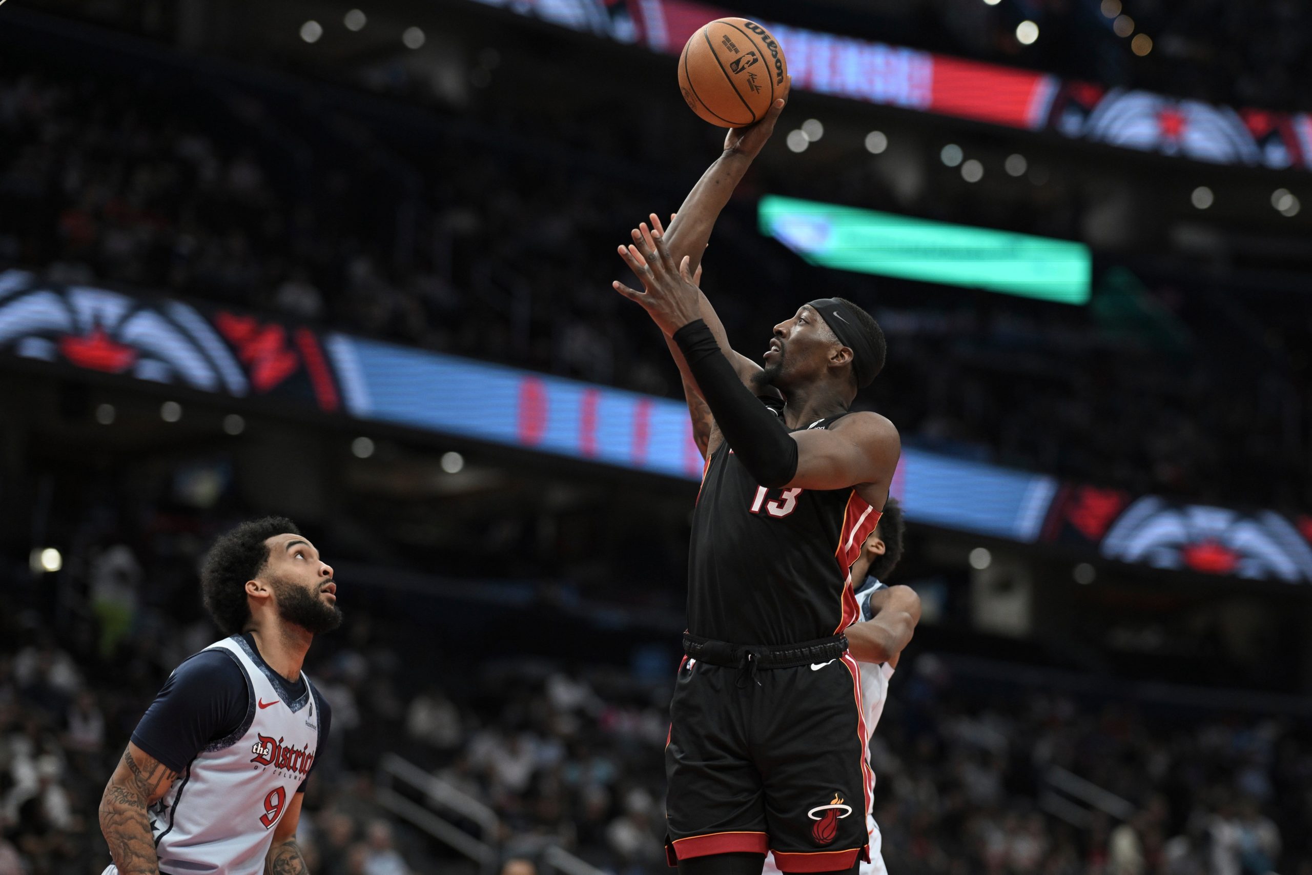 Heat vs Wizards: Adebayo Cetak Rekor 83 Poin, Sementara Cedera Menggoyang Kedua Tim