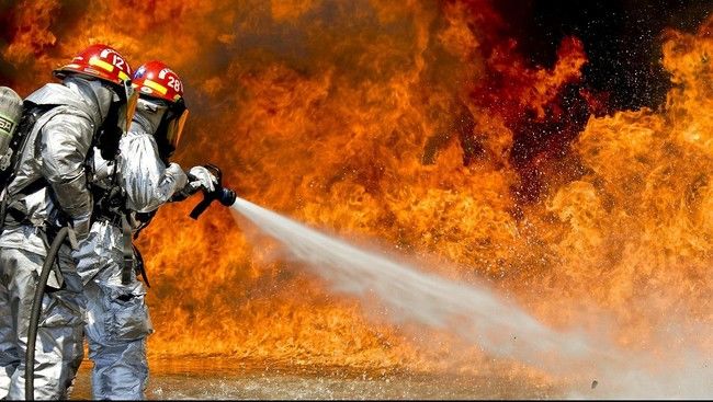 Kebakaran Hebat Hanguskan Lapak Semi Permanen di Kalideres, 18 Mobil Damkar Dikerahkan