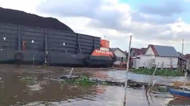 Kecelakaan Kapal Tongkang Tabrak Rumah Apung di Sungai Mahakam: Viral di Media Sosial dan Dampaknya pada Pengelolaan Lalu Lintas Sungai