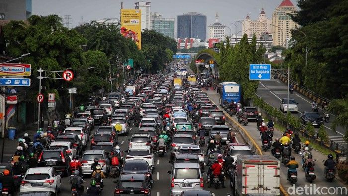 Macet Pasca Lebaran: Jalan Letjen Suprapto Tersumbat, Antrian Kendaraan 8 km di Pelabuhan Ketapang Membuat Penumpang Terjebak