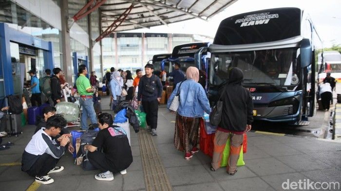 Menyaksikan Keramaian Puncak Mudik di Terminal Pulo Gebang: 33.022 Pemudik, 490 Bus per Hari!