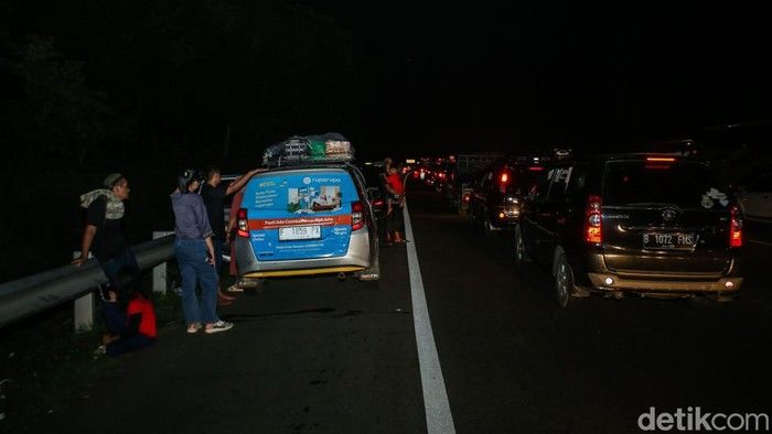 Pemudik Palembang Terjebak Macet Parah di Tol Japek, Kelaparan & Haus Hingga Istirahat di Masjid
