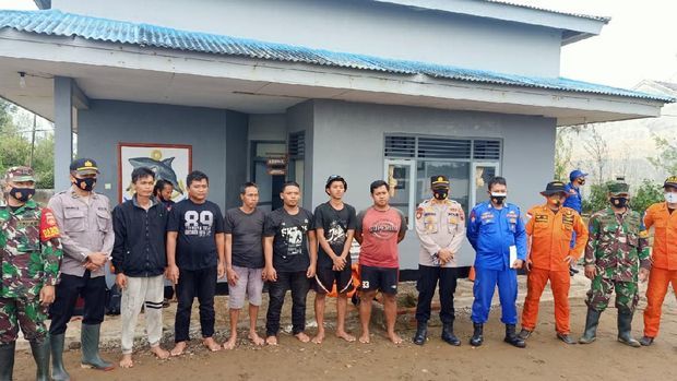 Terombang‑Ambing 12 Jam di Laut Trenggalek, 5 ABK Kapal Nelayan Selamat – Operasi SAR Berhasil