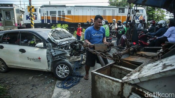 Berita Terkini: Kronologi Tabrakan Kereta di Bekasi yang Mengakibatkan KRL Ringsek