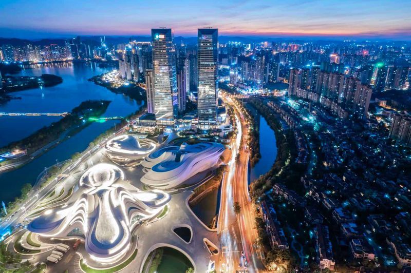 Bos Rokok HS Terkagum! Eksplorasi Kota Futuristik dan Museum Sains Interaktif di China