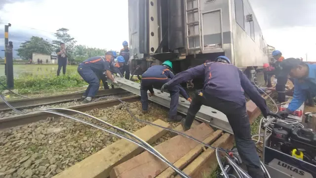 Evakuasi Lokomotif KA Ciremai di Bandung Barat Berhasil Setelah 8 Jam, Simak Detik‑Detiknya!