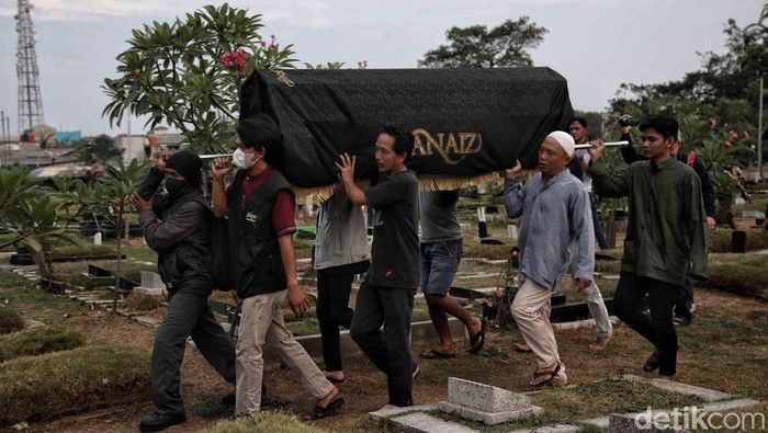 Isak Tangis Harum Anjasari: Korban Kecelakaan KRL Bekasi Dimakamkan Hari Ini