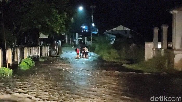 Jalan Utama Cianjur Terendam Banjir Setinggi 1 Meter, Pengendara Motor Terhambat