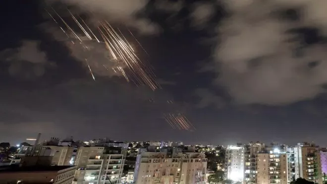 Serangan Rudal Bersama Iran dan Hizbullah Guncang Israel: 12 Titik Rusak Parah, Empat Warga Terluka