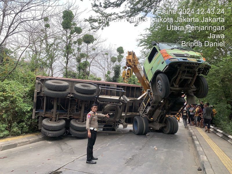 Truk Kontainer Terguling di Ngaliyan, Mobil Baru Beli Terbakar Hebat