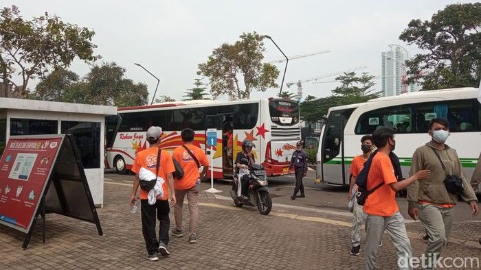 May Day 2026: Bus Tersangkut, Buruh Terjebak Macet, dan Kericuhan di Bandung Mengguncang Ibukota