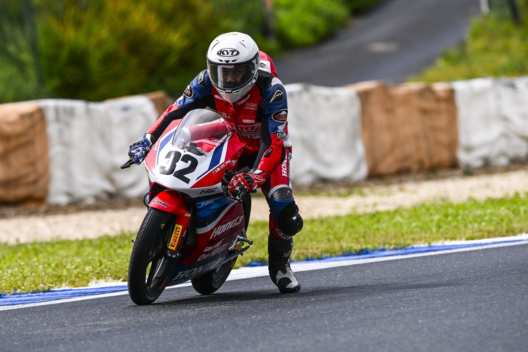 Aksi Heroik Kiandra Ramadhipa: Kibarkan Merah Putih di Sachsenring dan Amankan Posisi Tiga Besar Klasemen