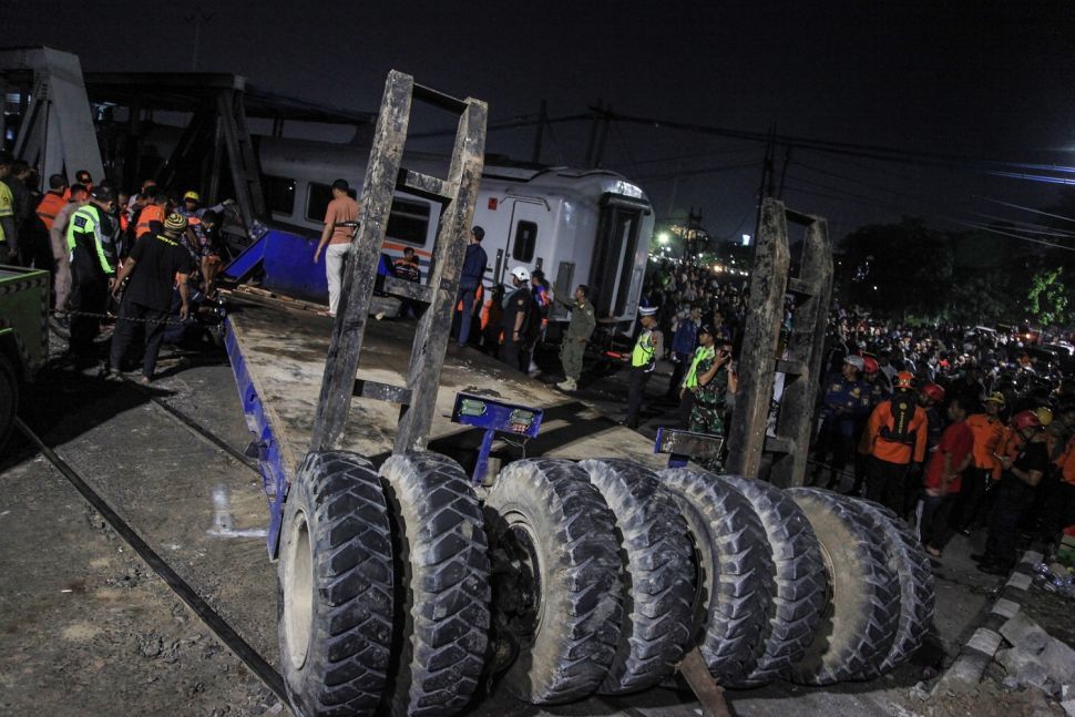 Aksi Heroik Warga Selamatkan Truk dari Maut Saat KA Brantas Melintas di Perlintasan Tanpa Palang