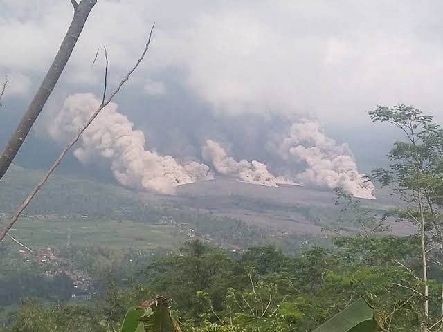 Aktivitas Vulkanik Meningkat: Laporan Gempa Hari Ini dari Erupsi Semeru hingga Guncangan Nias