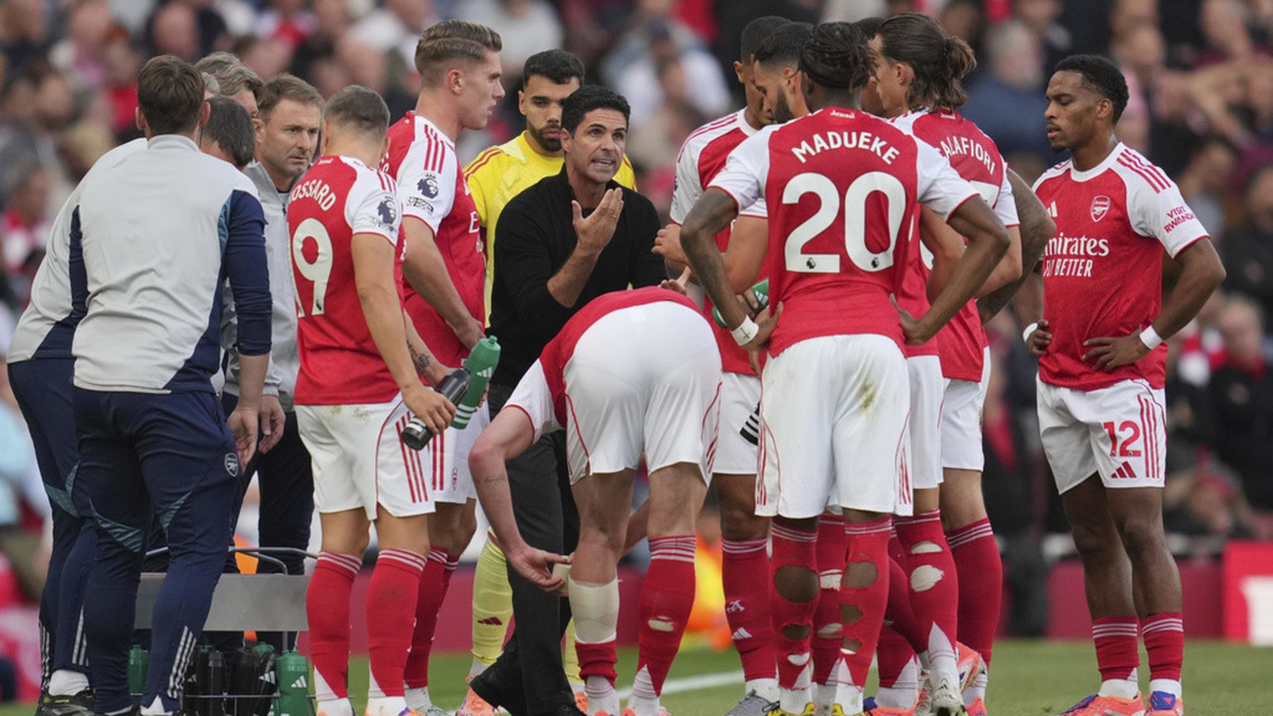 Arsenal Kalahkan Delapan Pesaing Demi Gaet Bek Tottenham: Strategi Jitu untuk Menguatkan Pertahanan