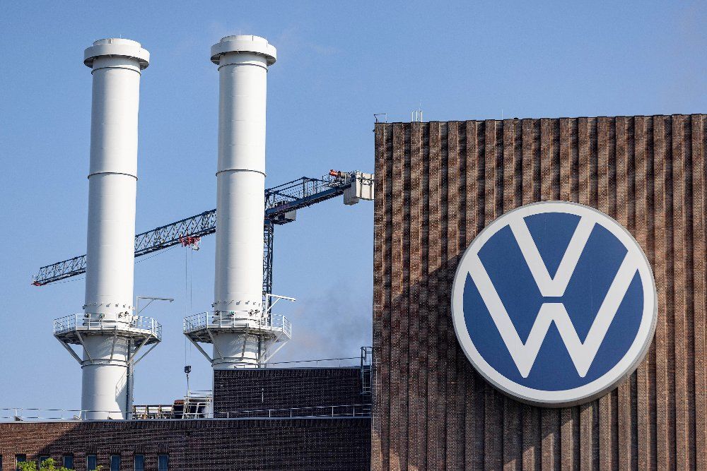 Badai Restrukturisasi Volkswagen AG: PHK Massal hingga Veto Kontrak Pertahanan