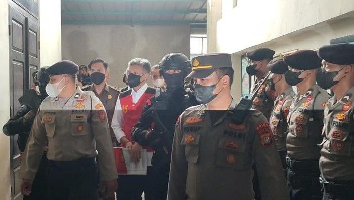 Brimob Bersenjata Kepung Kafe di Jaksel, Jejak Korupsi Jumbo BUMN Terbongkar