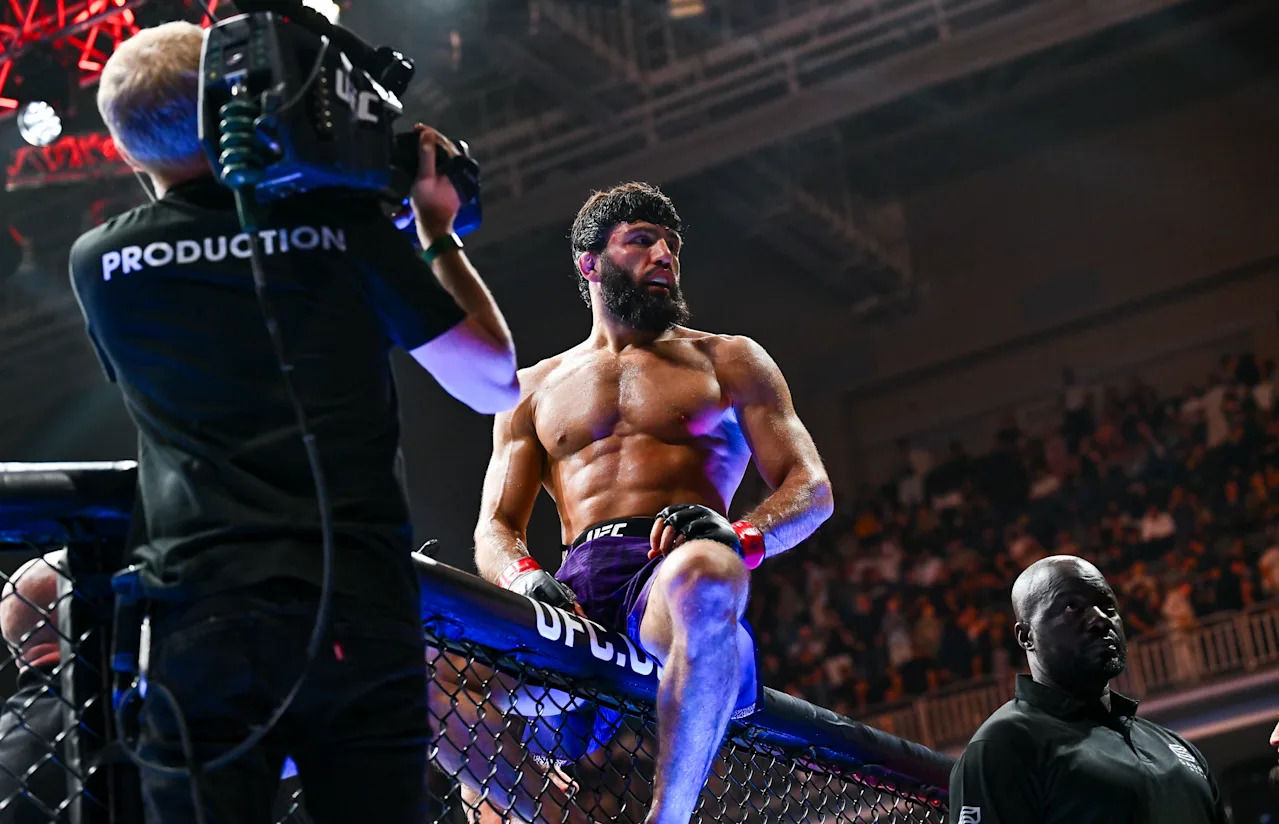 Covington Raih Sabuk RAF Pertama, Duel Panas dengan Tsarukyan Berakhir Drama di Arena
