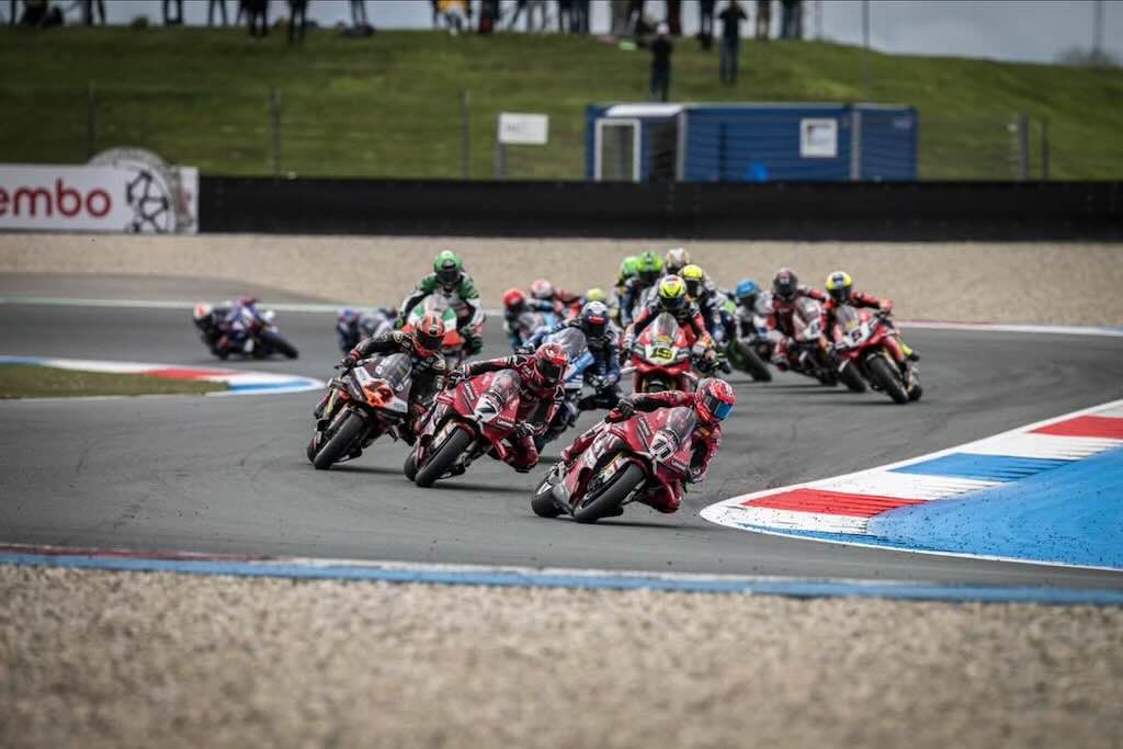 Dominasi Sempurna di Donington: Nicolo Bulega Samai Rekor Legendaris Jonathan Rea