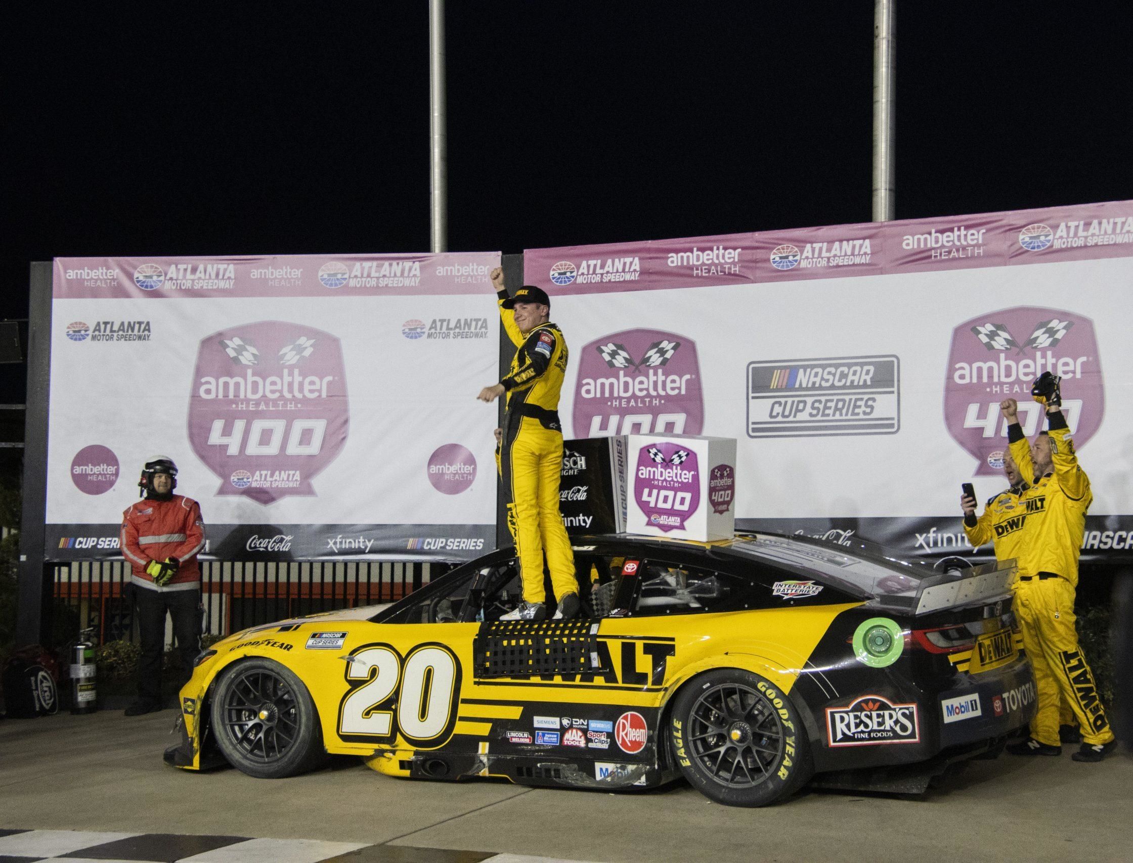 Drama Larut Malam di Atlanta: Ryan Blaney Menang, Christopher Bell Nyaris Rebut Podium Utama