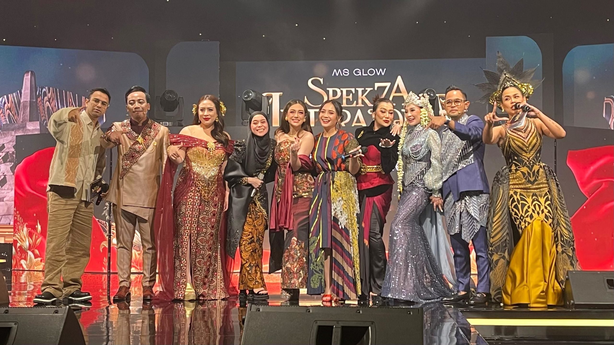 Dunia Hiburan Berduka: Jennifer English dan Para Bintang Lainnya Rayakan Warisan Seni di Tengah Kabar Duka
