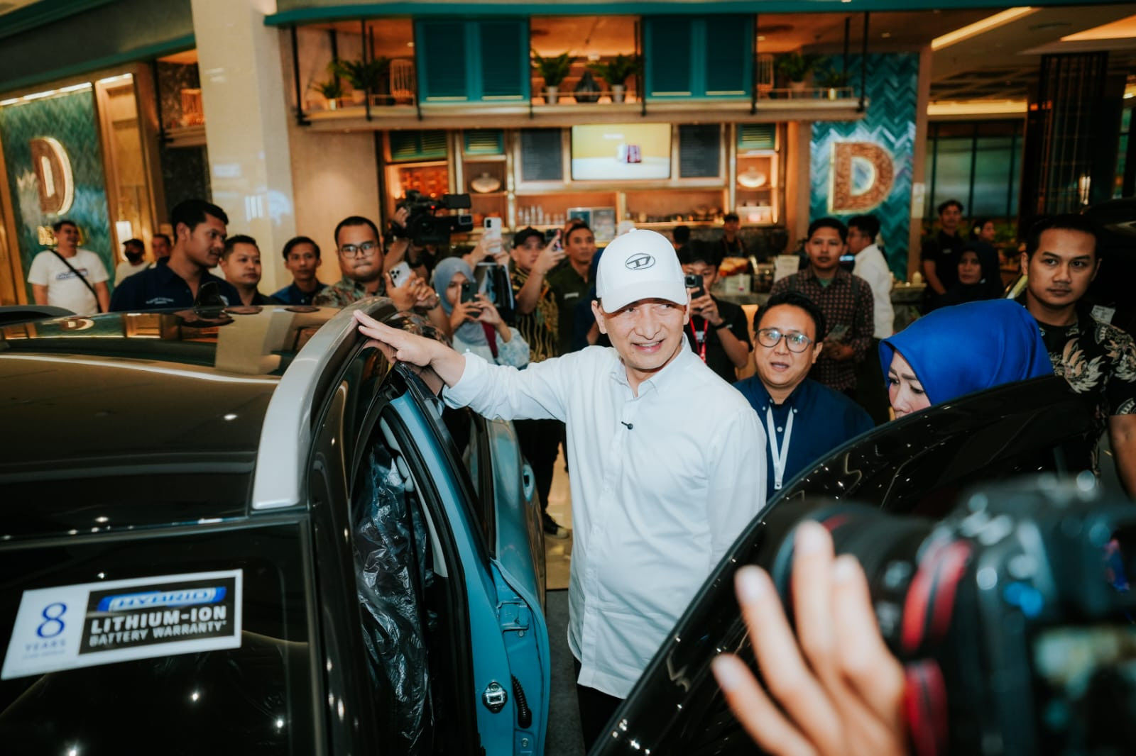 Dunia Hiburan Bergeliat: Dari Transformasi Otomotif Mewah hingga Parodi Mata-Mata yang Mengocok Perut
