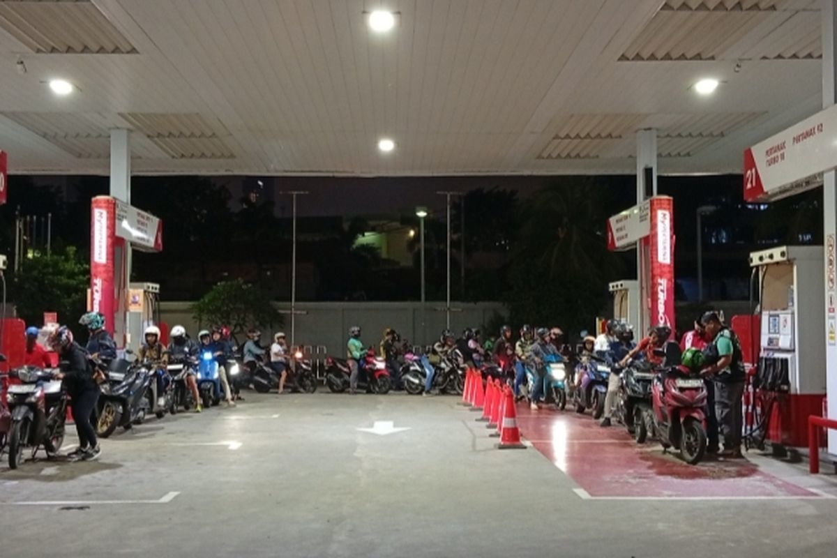 Efek Domino Pertamax Naik: Antrean BBM Subsidi Mengular di Berbagai Daerah