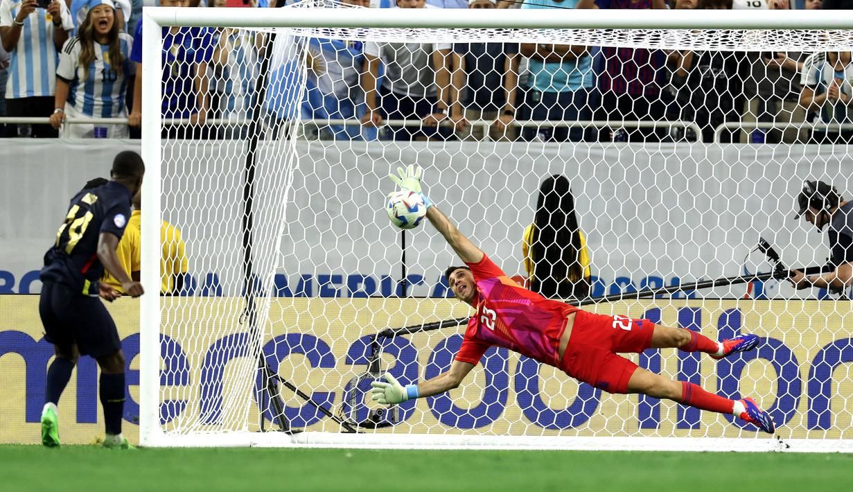 Emiliano Martinez Jadi Penyelamat Argentina di Tengah Drama Kontra Swiss