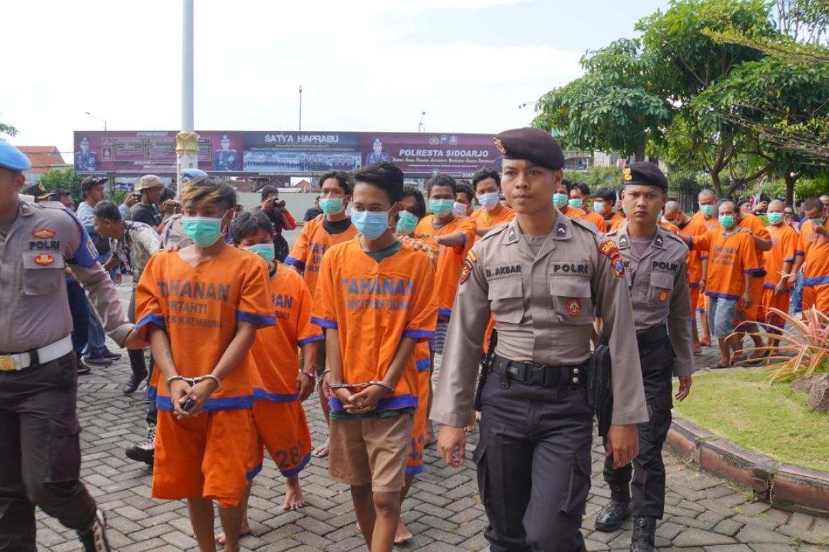 Gelombang Kriminalitas Mengguncang: Polisi Buru Pelaku Kejahatan di Berbagai Wilayah