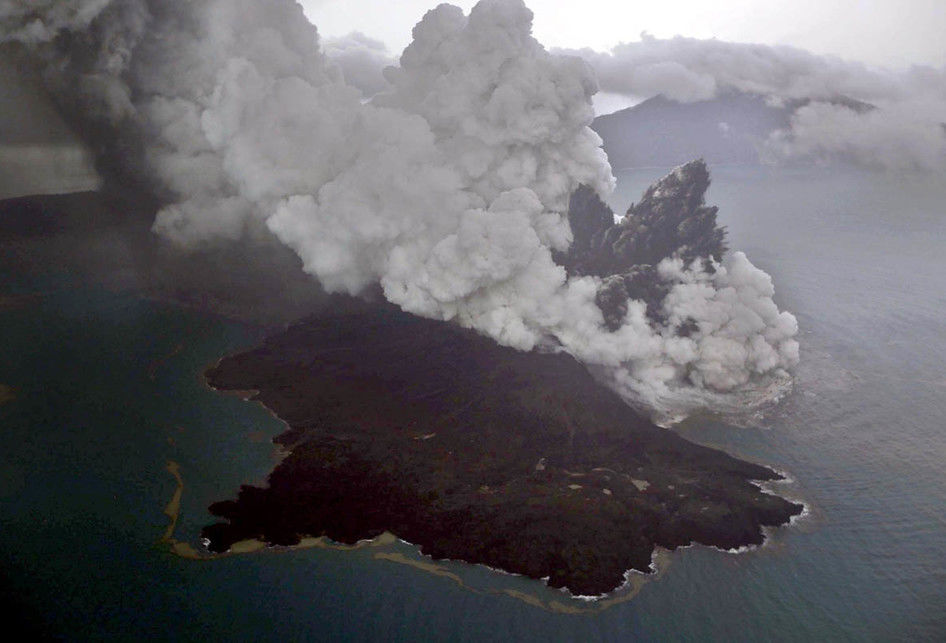 Gunung Anak Krakatau Bergejolak: Rentetan Tujuh Letusan Picu Siaga, Pemerintah Pastikan Situasi Terkendali