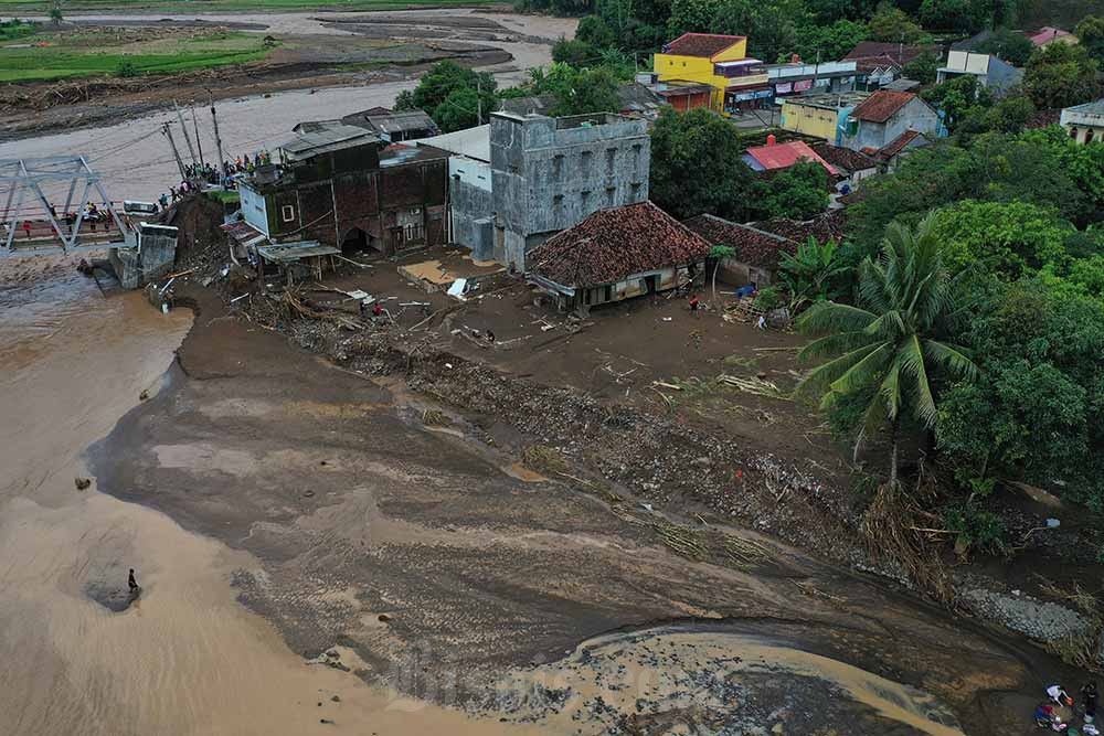 Kekacauan Cuaca Ekstrem: Tornado Warning NYC dan Banjir Bandang Lumpuhkan Aktivitas Kota