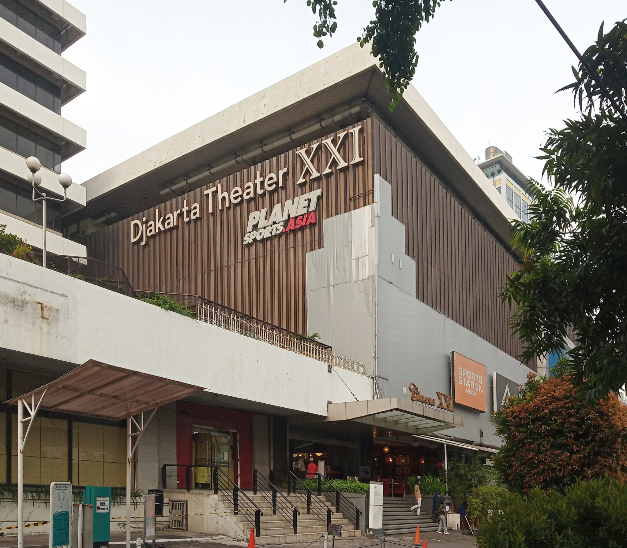 Kepanikan Melanda Pengunjung Bioskop: Dapur Djakarta Theater XXI Terbakar Malam-Malam