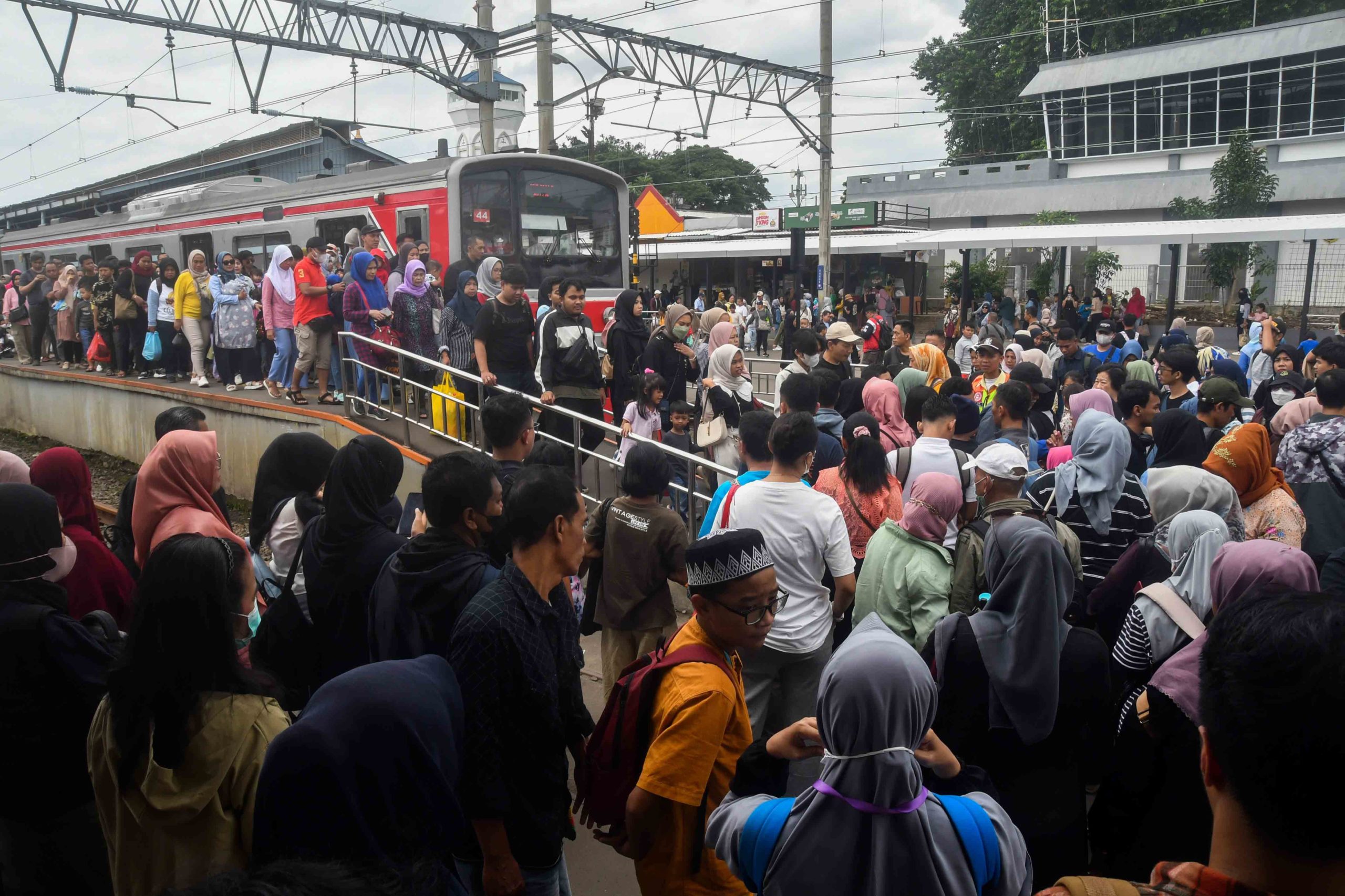 KRL Bogor 'Sesak Napas' Akibat Lonjakan Penumpang, PT KAI Siapkan Solusi Gerbong Ekstra