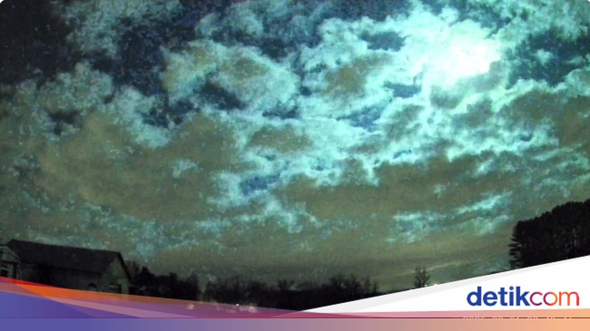 Langit Jawa Geger! Cahaya Hijau Kebiruan Misterius Muncul Bersamaan Dentuman Keras