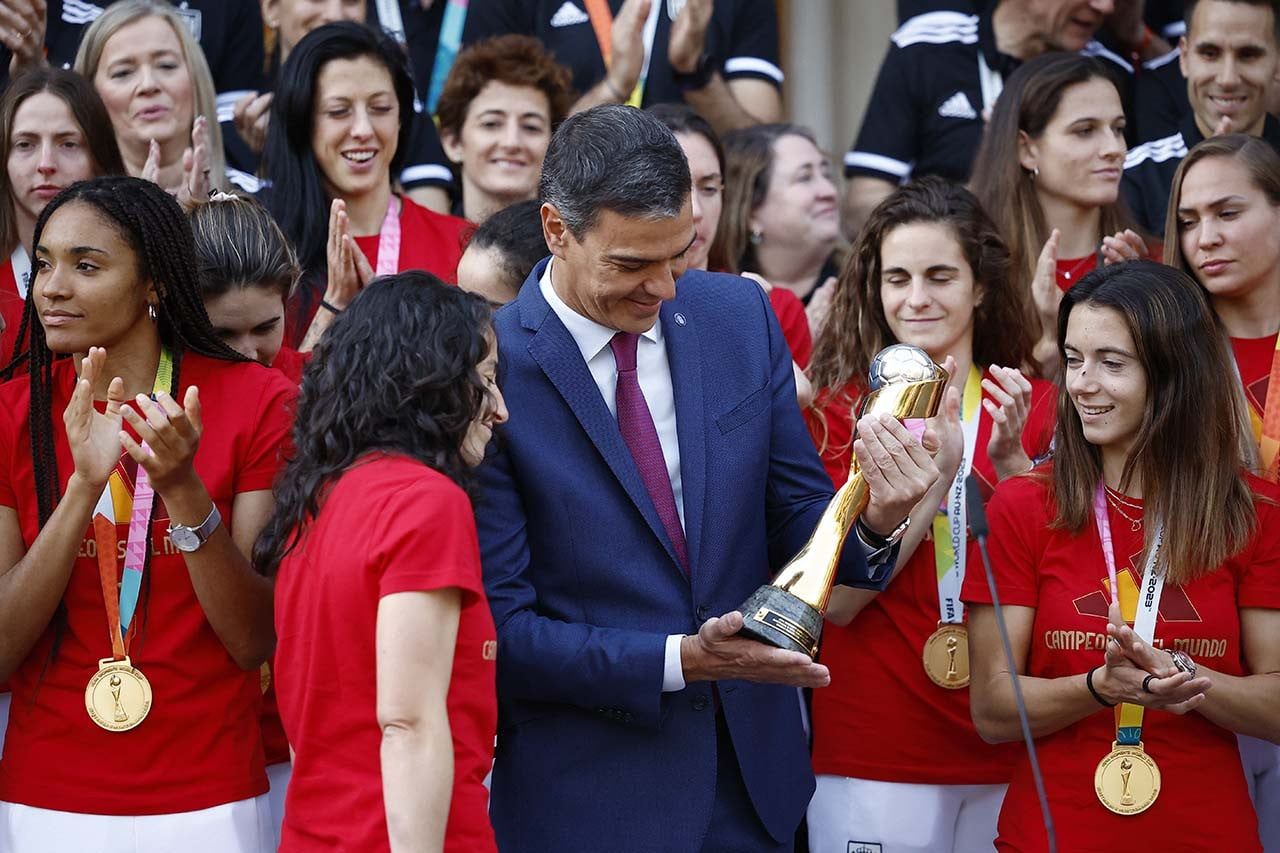 Lautan Merah Madrid: Pedro Sanchez Sambut Kepulangan Juara Dunia 2026