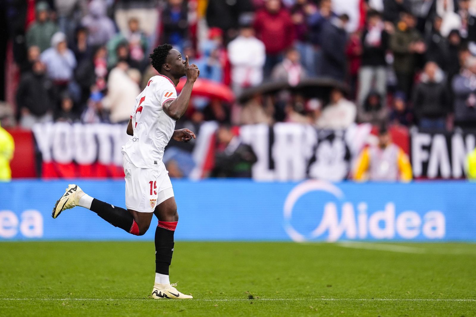 Perombakan Skuad Sevilla FC: Akor Adams Resmi Hengkang ke Serie A
