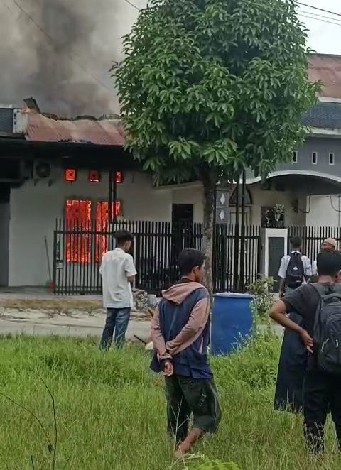 Tragedi di Tengah Ibadah: Sekolah Terbakar Saat Warga Menunaikan Sholat Jumat