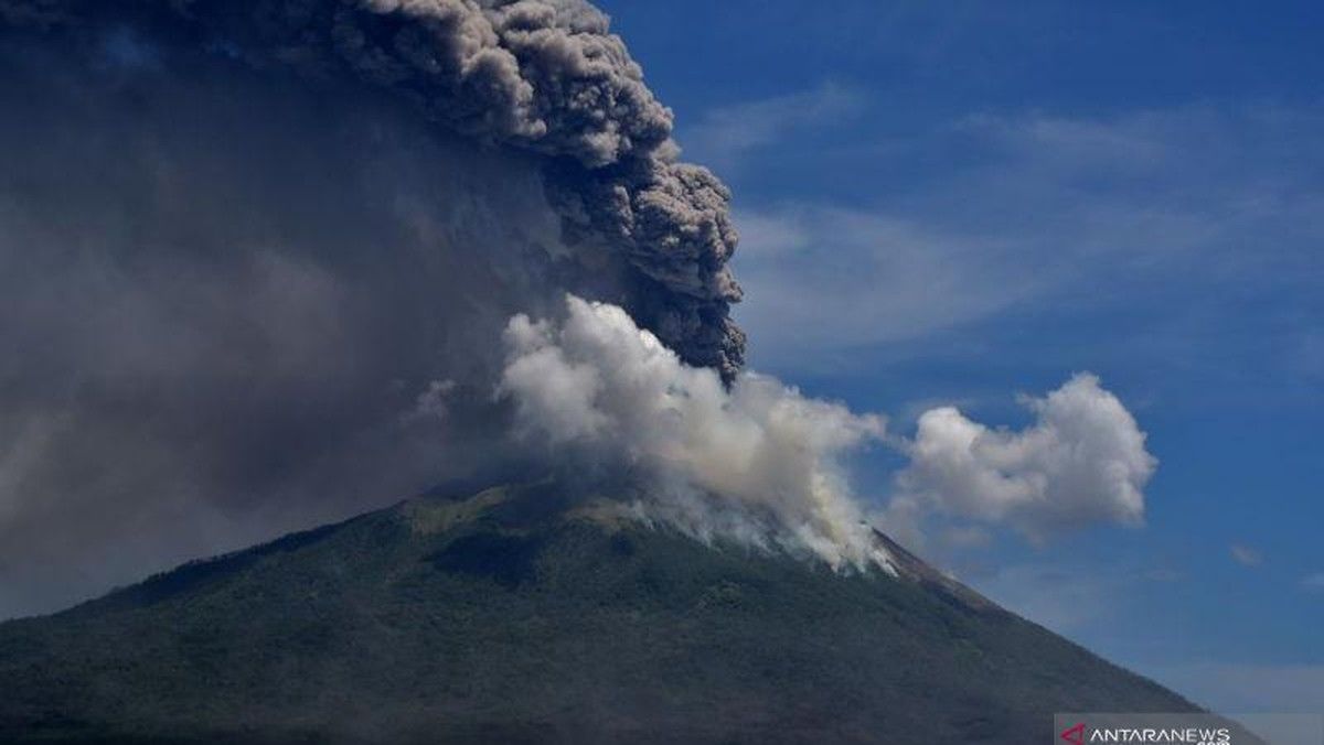 Waspada Aktivitas Vulkanik: Gunung Ili Lewotolok Menggeliat, Dentuman Keras Hantui Warga