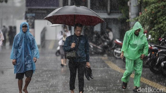 Waspada Cuaca Ekstrem! Bibit Siklon 92W Terdeteksi Saat 73 Persen Wilayah Indonesia Dilanda Musim Kemarau