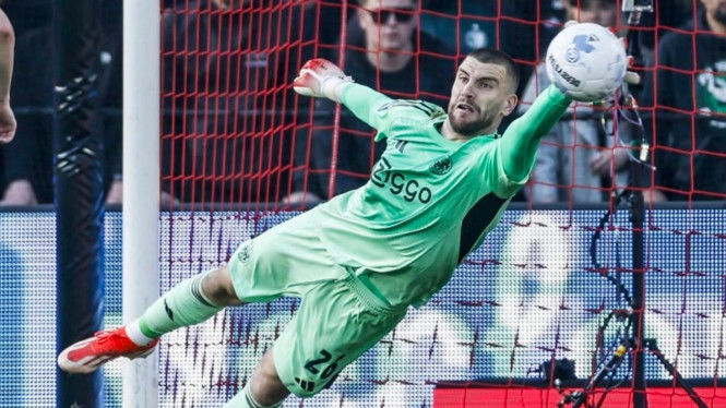 Ajax Menang Tipis di Laga Perdana Eredivisie: Debut Gemilang Ter Stegen dan Sorotan untuk Maarten Paes