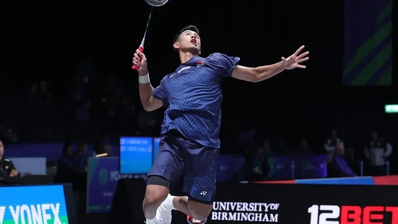Alwi Farhan Menggila! Tumbangkan Ayush Shetty dan Amankan Tiket Perempat Final Kejuaraan Dunia 2026