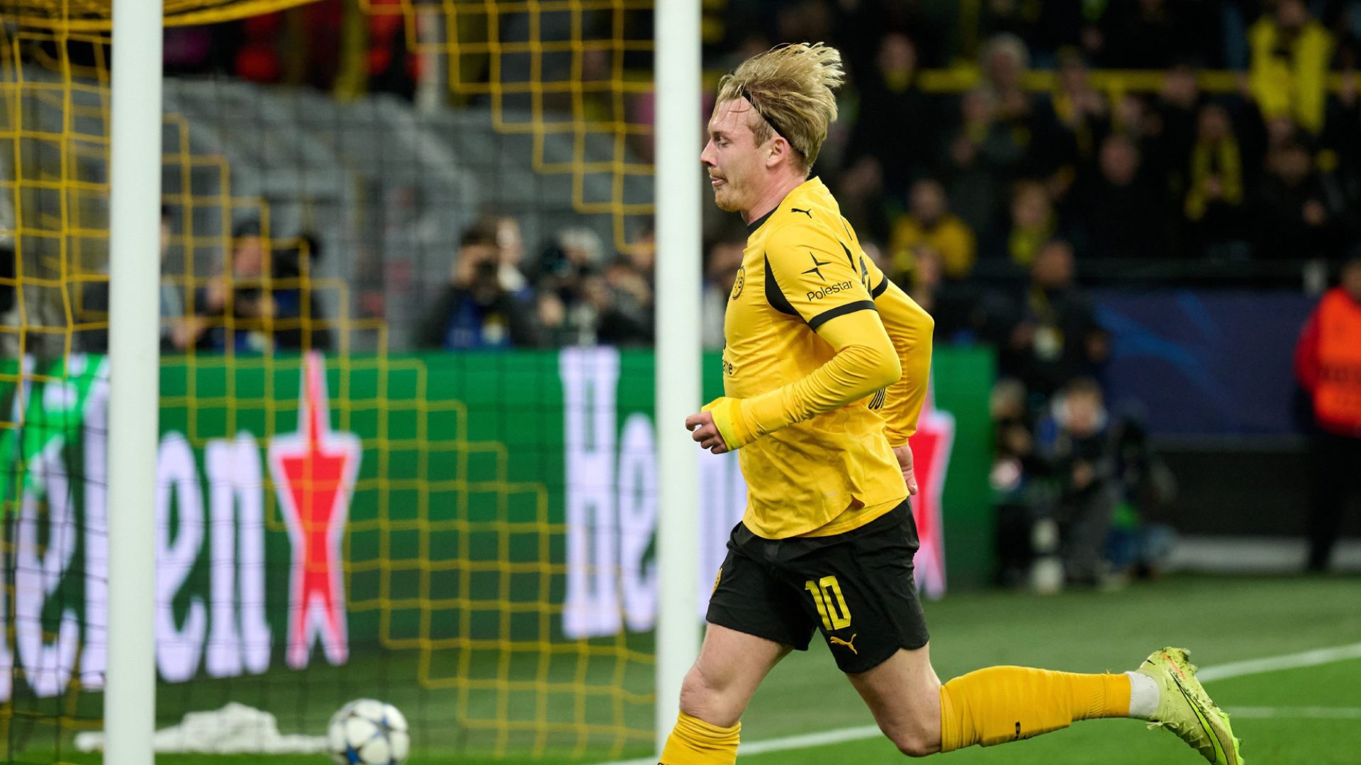 Debut Manis Julian Brandt: Cetak Gol Pertama dan Picu Debat Panas di Eredivisie