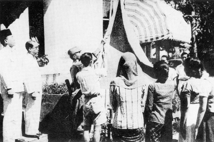 Dibalik Ketegangan 17 Agustus 1945: Misteri Mikrofon hingga Perjuangan Fatmawati