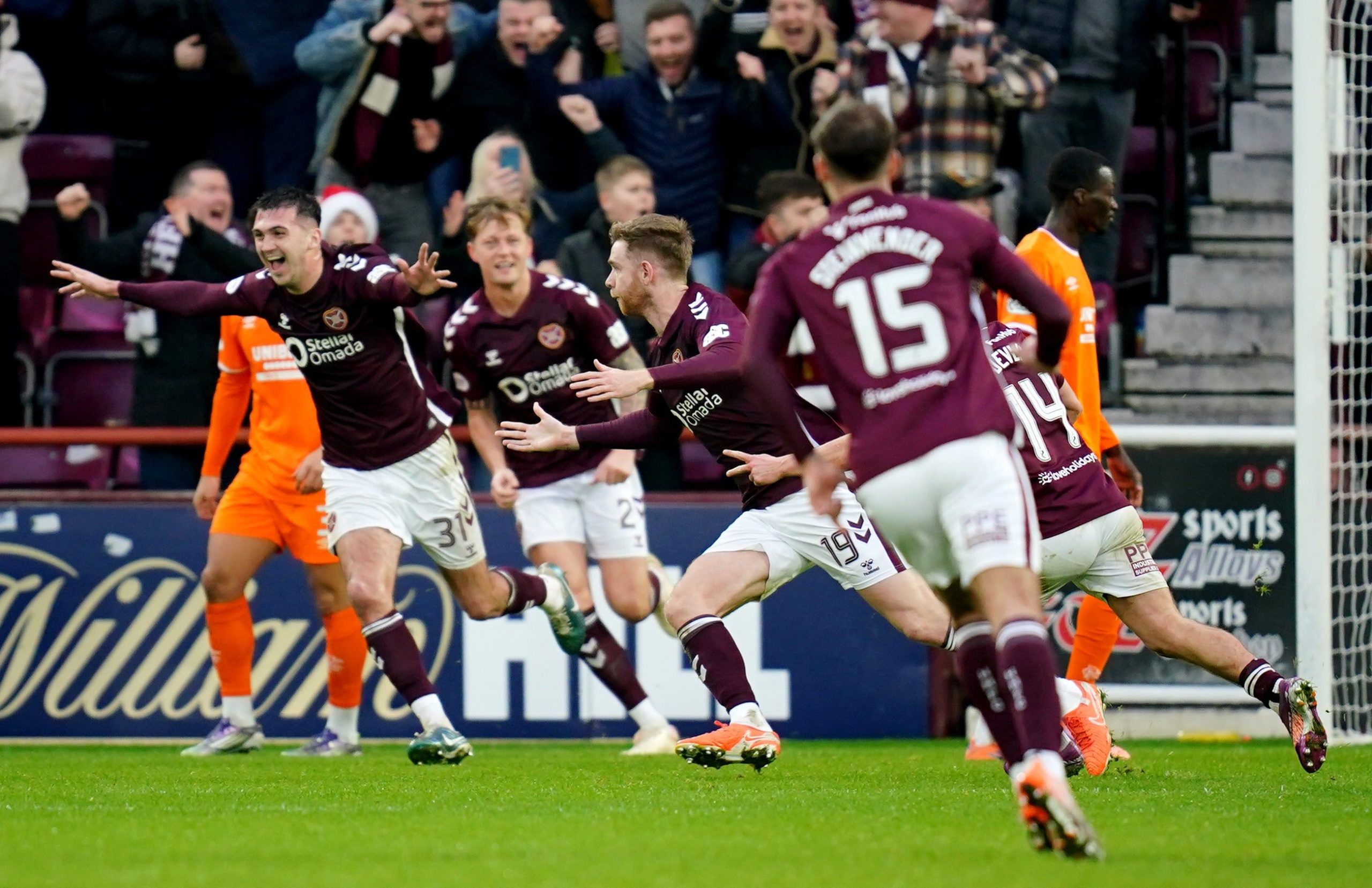 Drama Scottish Premiership: Hibernian Bungkam Rangers, Hearts Mengamuk di Tynecastle