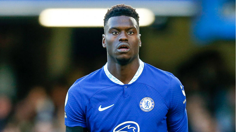 Drama Transfer Bek Tengah: Napoli Naikkan Tawaran Chelsea Belum Bersedia Melepas Benoit Badiashile