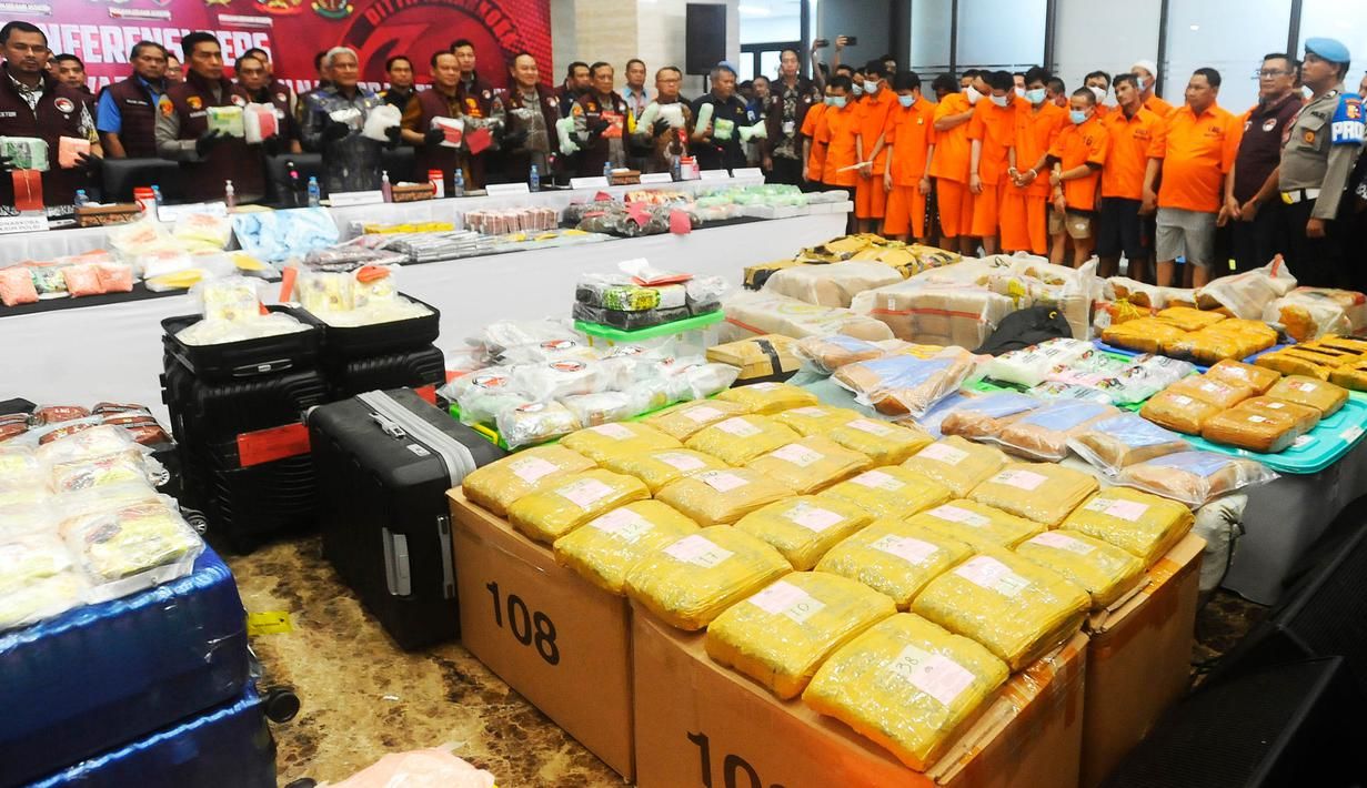 Gempur Jaringan Internasional: 1,3 Ton Ketamin Disita, 8 WNA Digelandang ke Bareskrim Polri