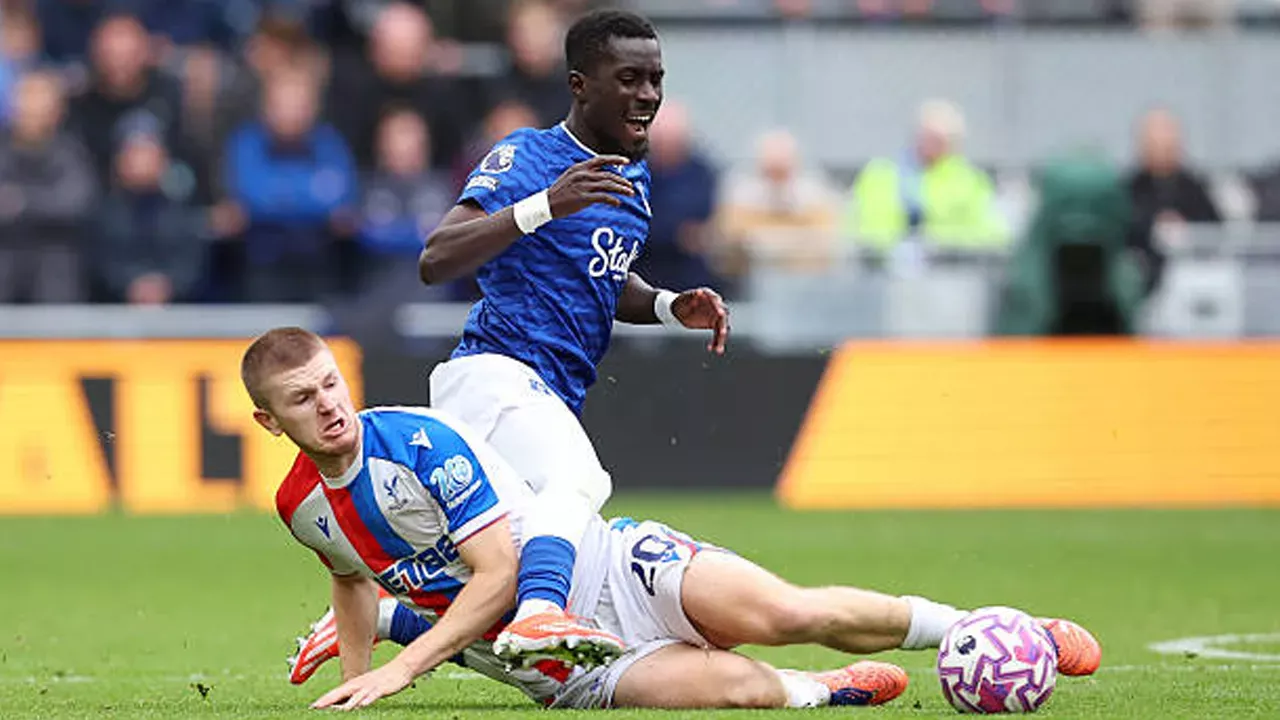 Jelang Everton vs Crystal Palace Pierre Sage Targetkan Kemenangan Penuh di Laga Tandang