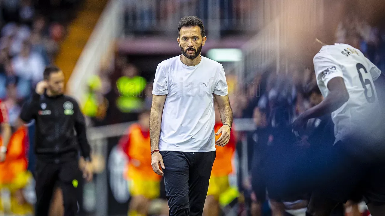 Krisis di Los Che: Carlos Corberan Murka Usai Valencia Kalah Telak dari Deportivo La Coruna